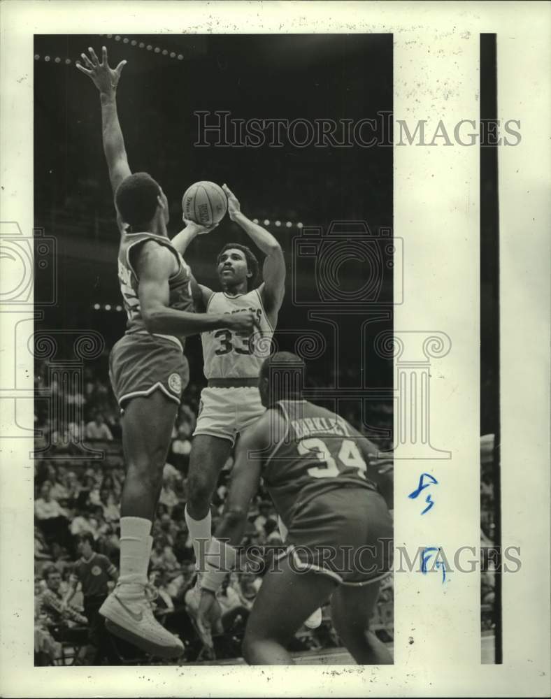 1984 Press Photo Houston Rockets basketball player Robert Reid attempts shot- Historic Images