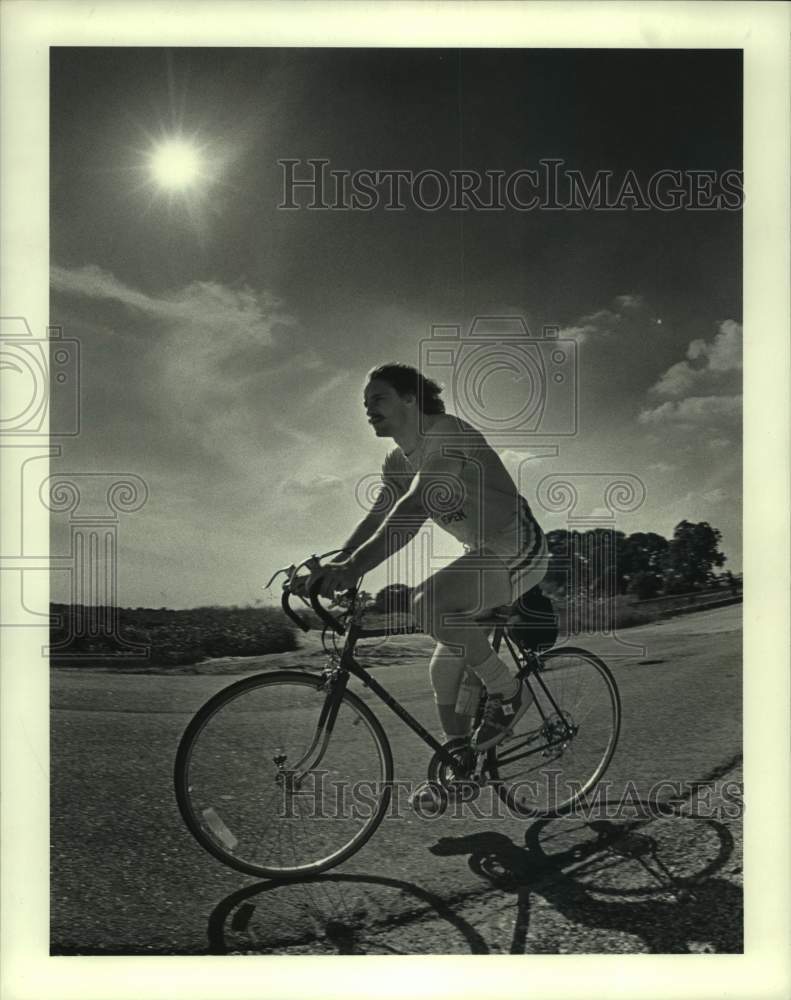 1979 Press Photo Houston Oilers football player Mike Renfro rides his bicycle- Historic Images