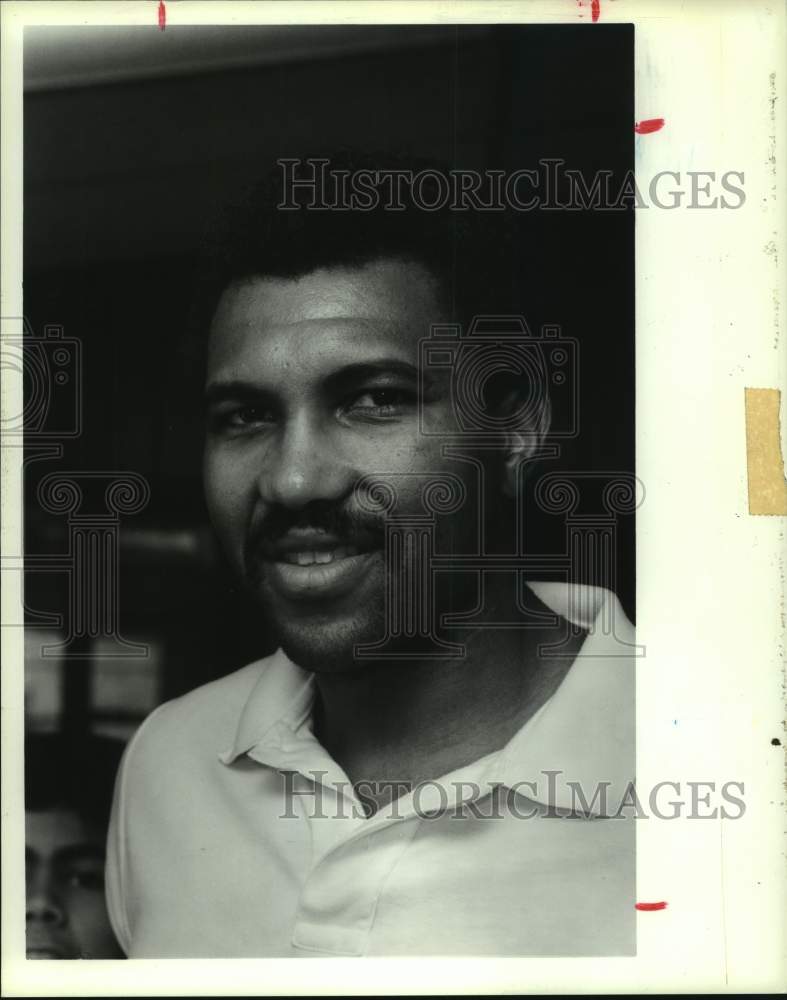 1988 Press Photo Houston Rockets basketball player Robert Reid smiles for photo- Historic Images