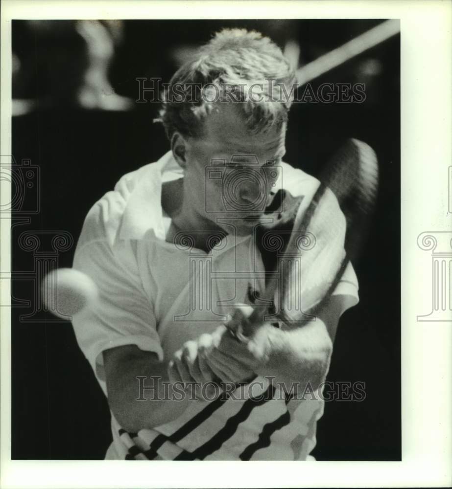 1990 Press Photo Tennis player Richey Reneberg uses both hands to return shot- Historic Images