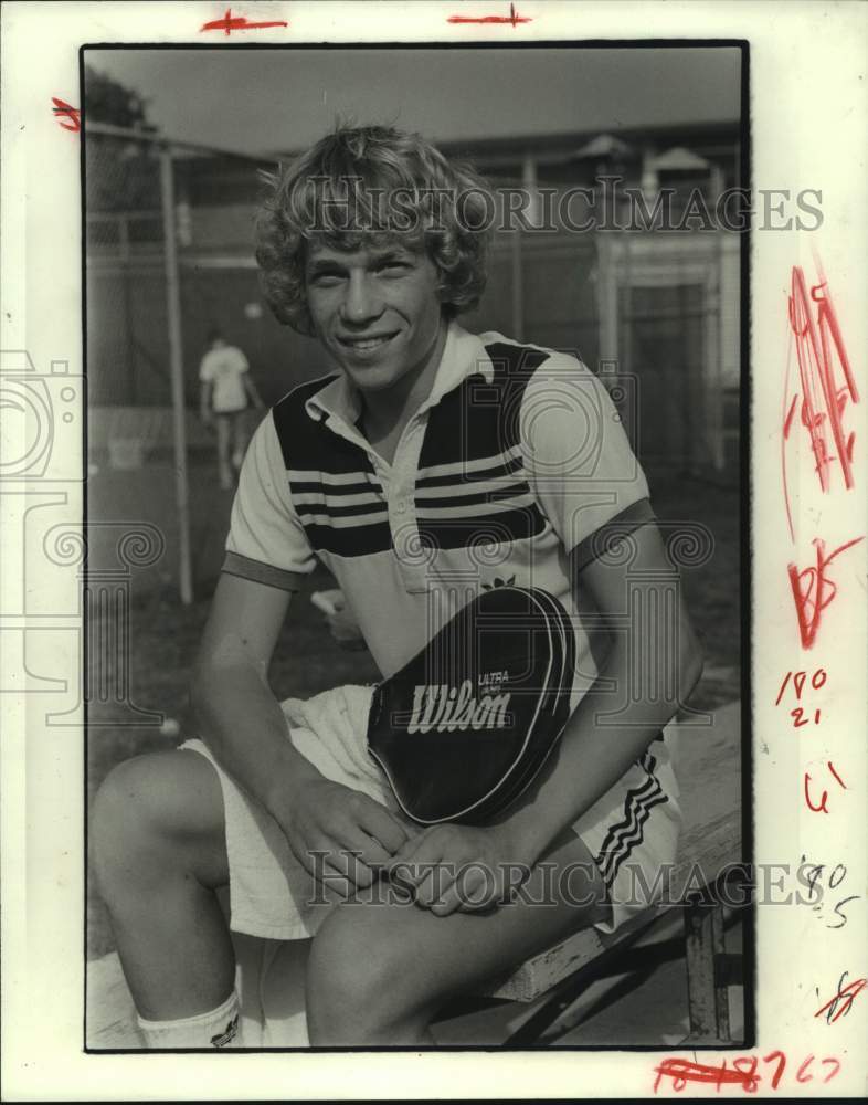 1982 Press Photo Tennis player Richey Reneberg sits on bench with his racket- Historic Images