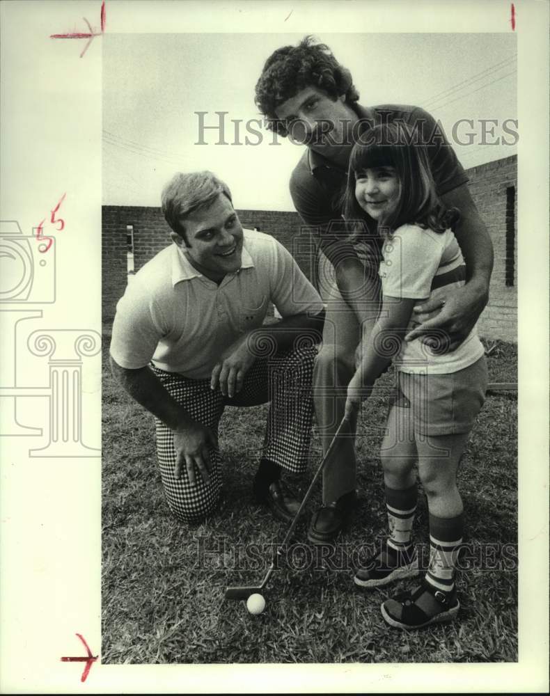 1978 Press Photo Carl Mauok &amp; Reinfeildt help Heather Freeman line up golf shot- Historic Images