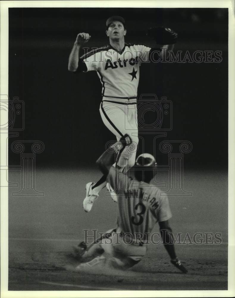 1987 Press Photo Houston Astros baseball infielder Craig Reynolds leaps up- Historic Images