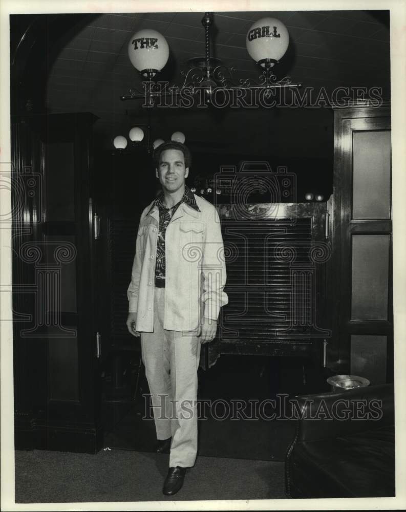 1978 Press Photo Dallas Cowboys football quarterback Roger Staubach models suit- Historic Images