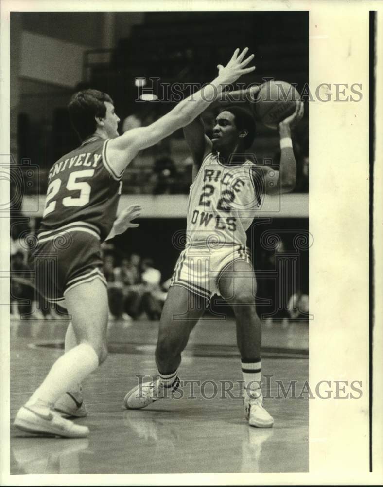 1983 Press Photo Rice Owls basketball player Tracy Steele looks to pass the ball- Historic Images