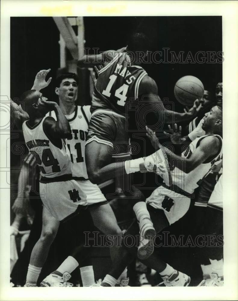 1989 Press Photo Texas Longhorns basketball player Travis Mays attempts shot- Historic Images