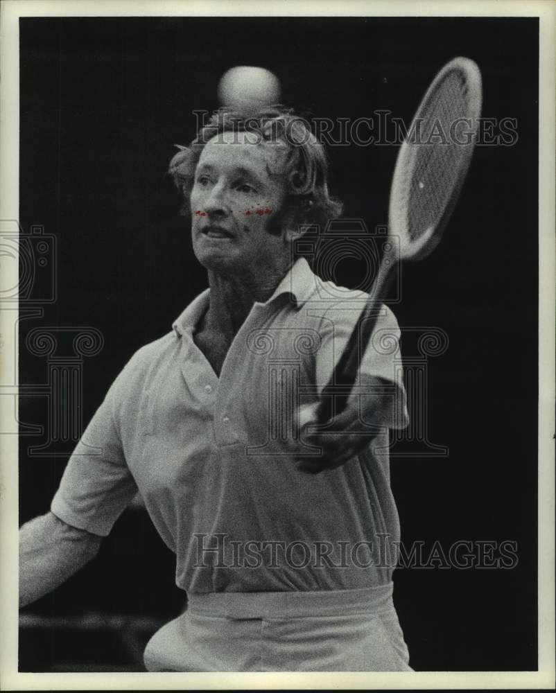 1974 Press Photo Tennis player Rod Laver returns shot in a match - hcs18907- Historic Images