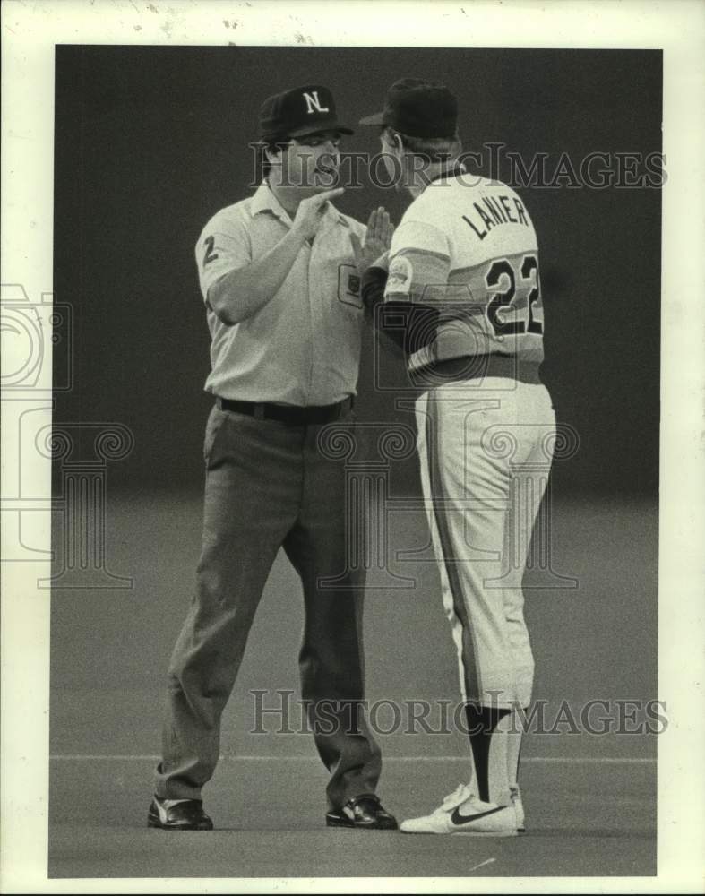 1986 Press Photo Astros' Hal Lanier gets explanation from Umpire Jerry Crawford- Historic Images