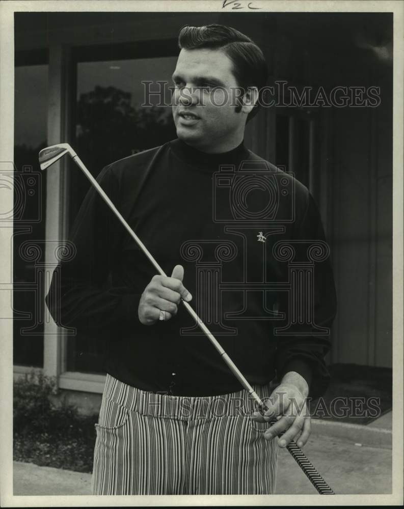 1971 Press Photo Golfer Ken Schoppe with iron in his hands. - hcs18924- Historic Images