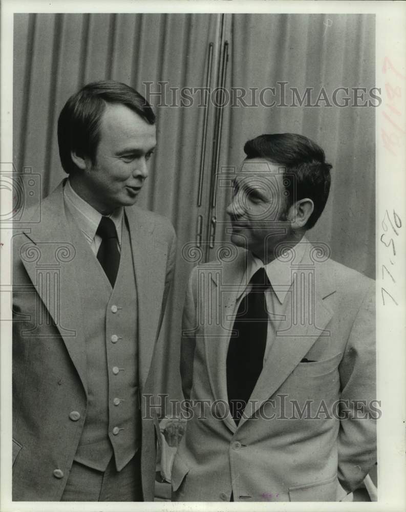 1977 Press Photo Rice University coaches Mike Schuler and Homer Rice have a chat- Historic Images