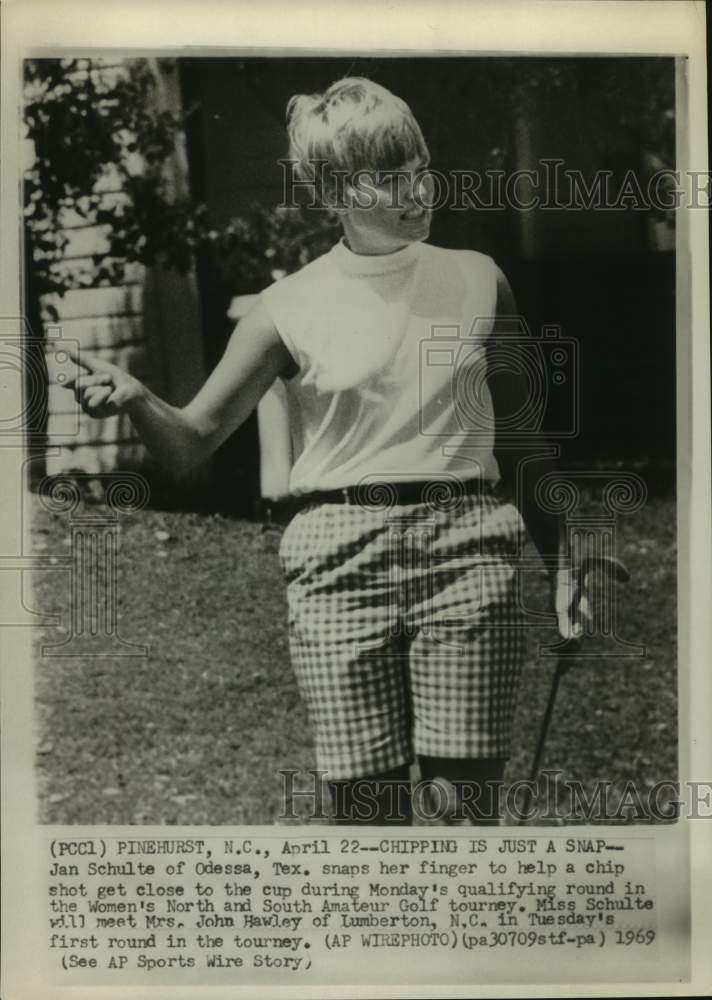 1969 Press Photo Golfer Jan Schulte - chipping is just a snap at Pinehurst, NC.- Historic Images