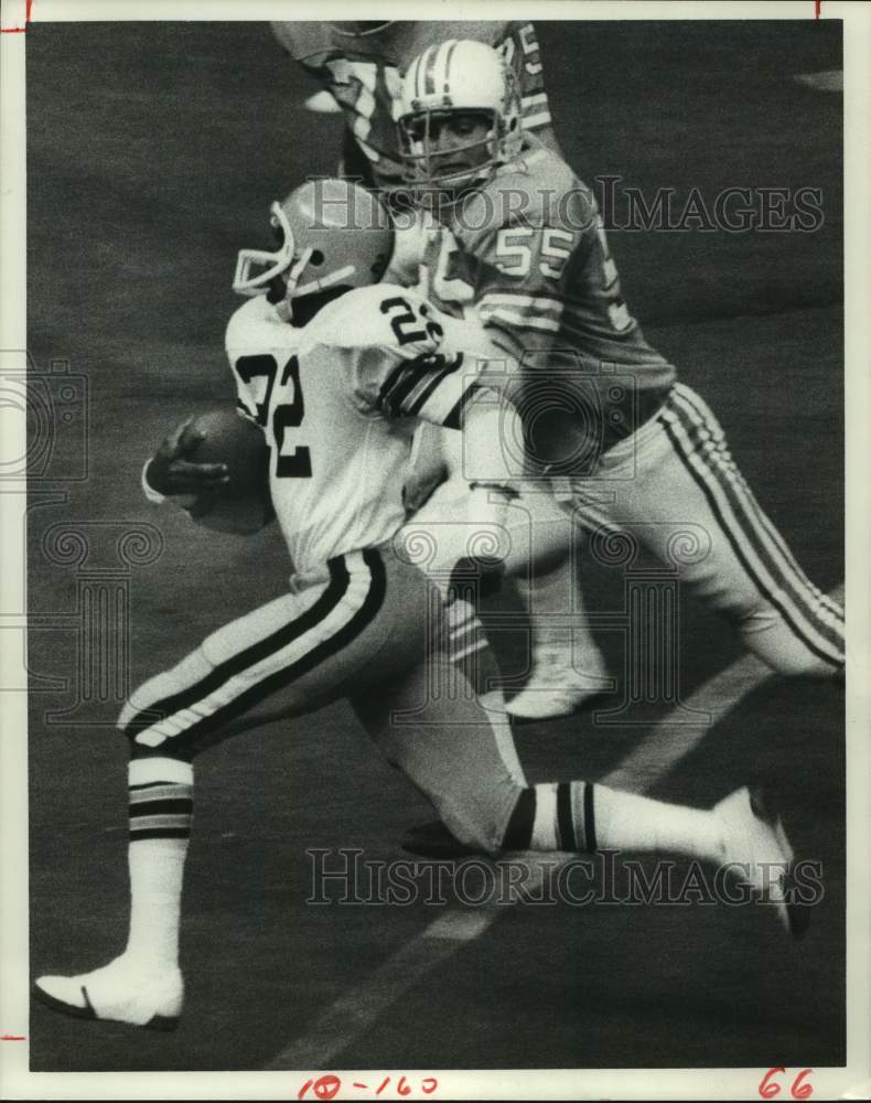 1977 Press Photo Browns&#39; Clarence Scott returns interception against Oilers.- Historic Images