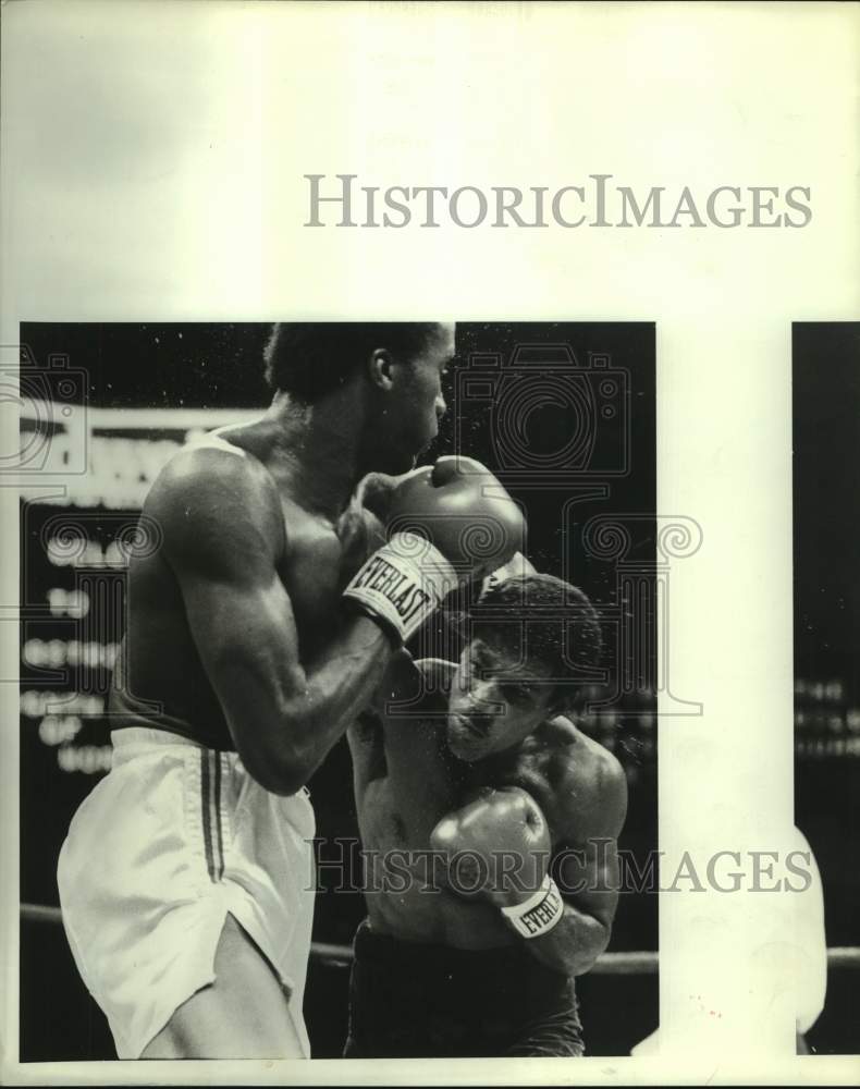 1981 Press Photo Boxer Milton McCrory battles opponent during a fight- Historic Images