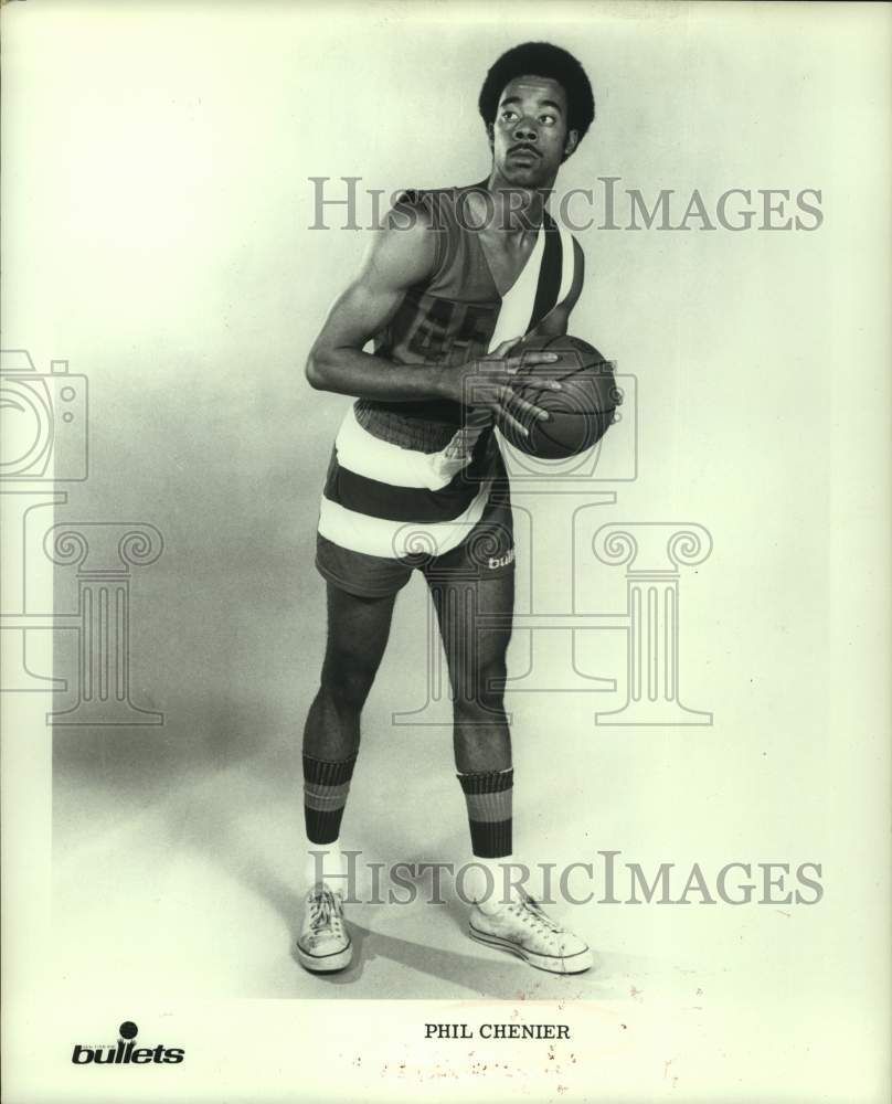 1972 Press Photo Washington Bullets basketball player Phil Chenier holds ball- Historic Images