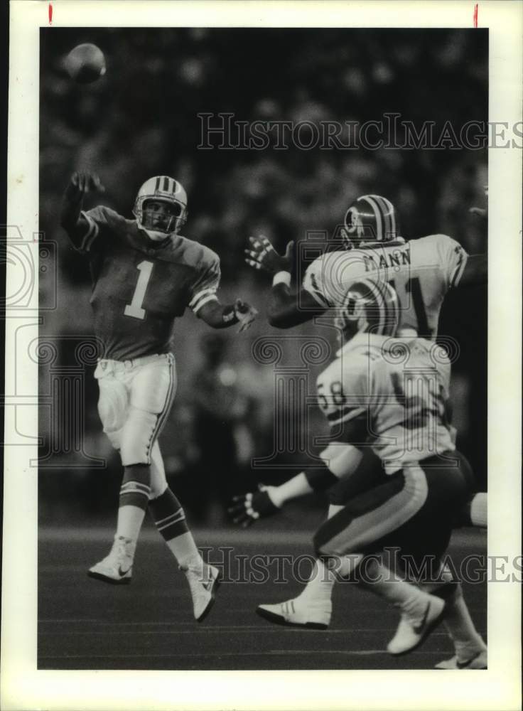 1988 Press Photo Houston Oilers football quarterback Warren Moon avoids defender- Historic Images