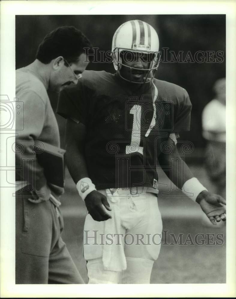 1988 Press Photo Houston Oilers football player Warren Moon talks to June Jones- Historic Images