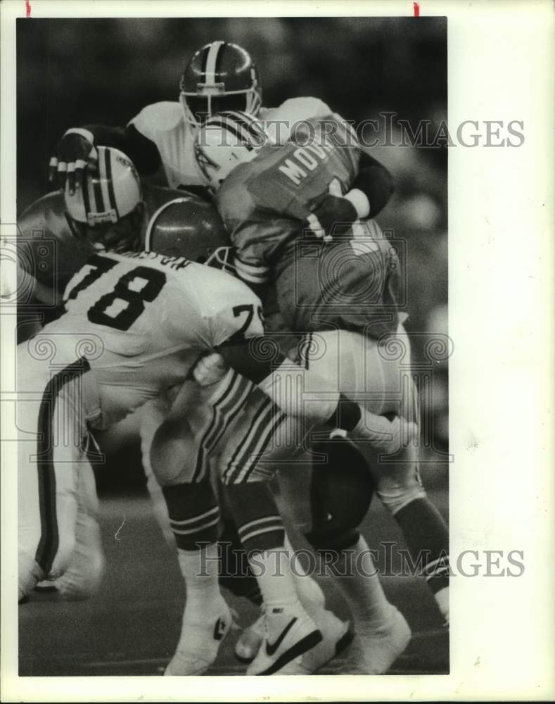 1989 Press Photo Houston Oilers football player Warren Moon gets sacked in game- Historic Images