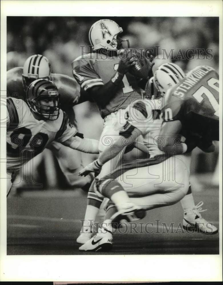 1989 Press Photo Houston Oilers football player Warren Moon scrambles in game- Historic Images