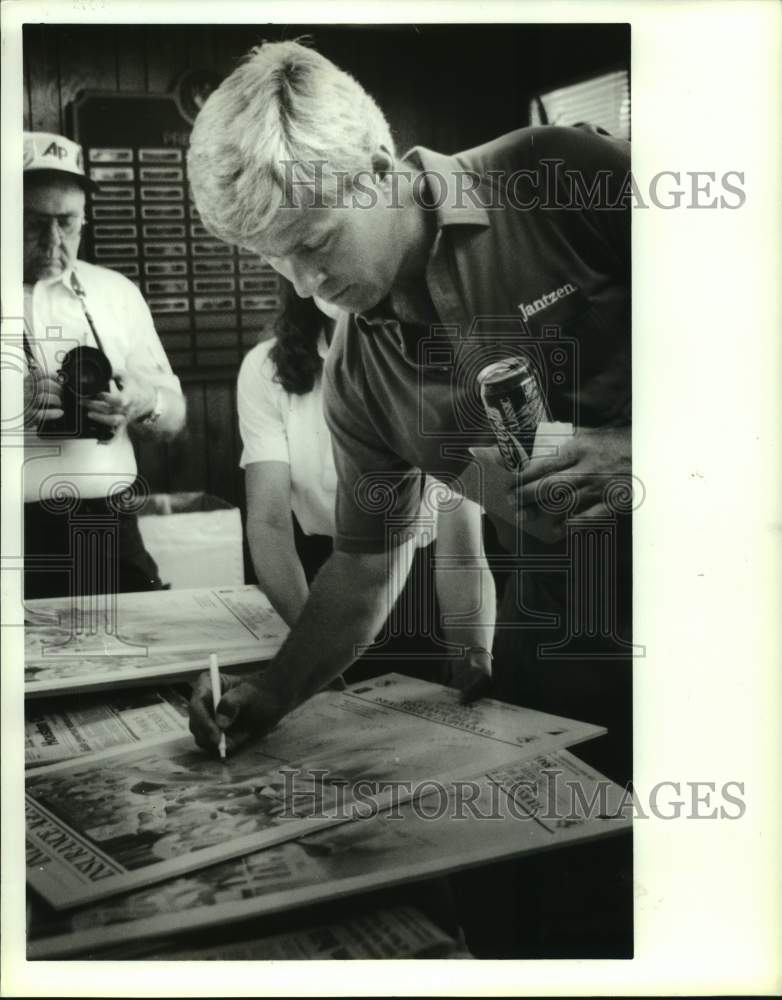 1990 Press Photo Pro golfer Hal Sutton ties for tourney lead, signs autograph.- Historic Images