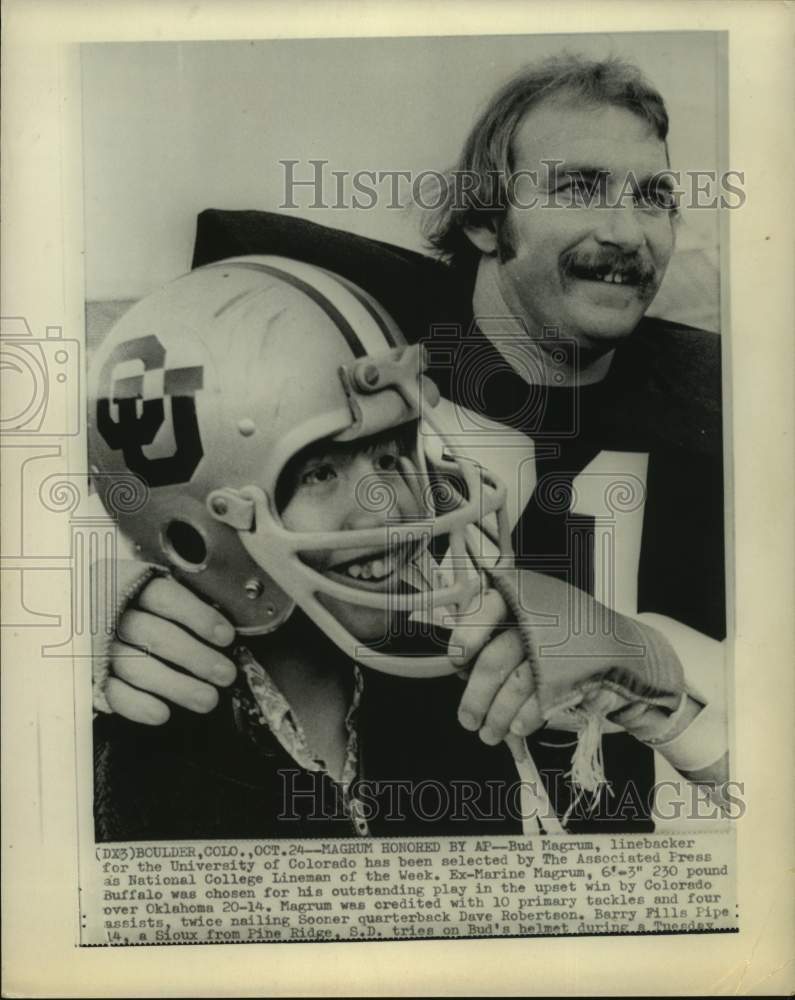 1972 Press Photo Barry Fills Pipe tries on Colorado lineman Bud Magrum&#39;s helmet.- Historic Images