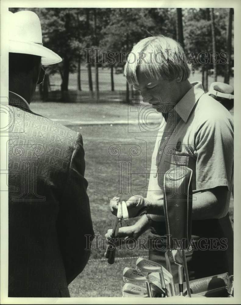 1984 Press Photo Professional golfer John Mahaffey chooses the right iron.- Historic Images
