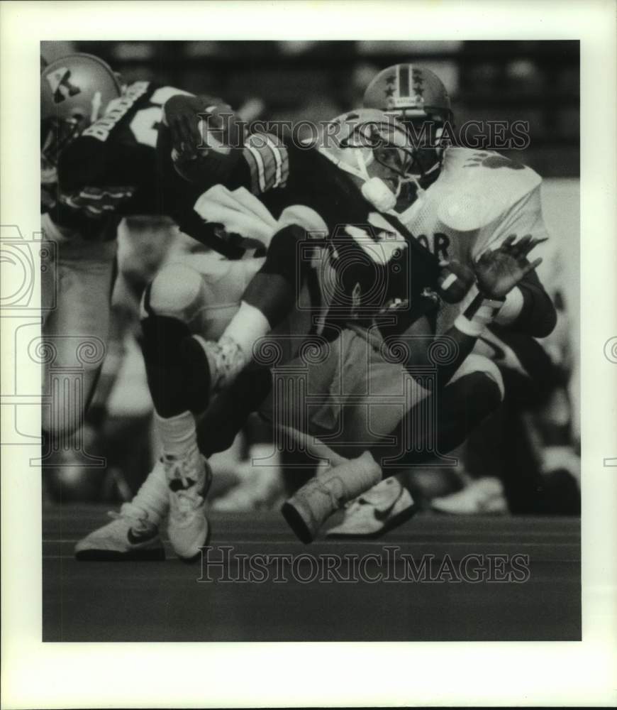 1988 Press Photo Rice&#39;s Quentis Roper is sacked by Baylor&#39;s James Francis.- Historic Images