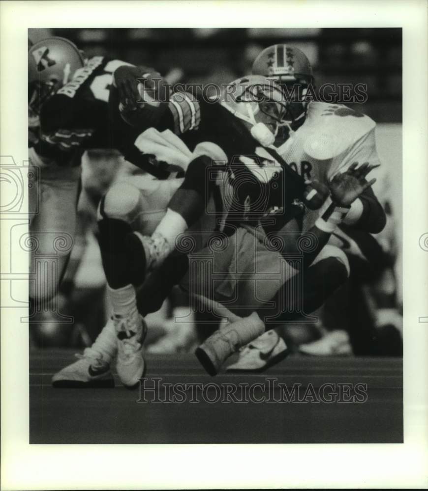 1988 Press Photo Rice's Quentis Roper is sacked by Baylor's James Francis.- Historic Images