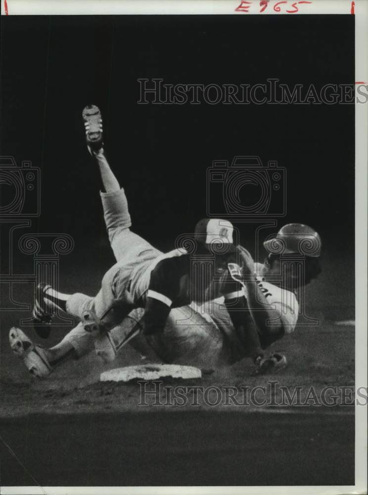 1977 Press Photo Braves&#39; Jerry Royster makes play on sliding Astros&#39; base runner- Historic Images