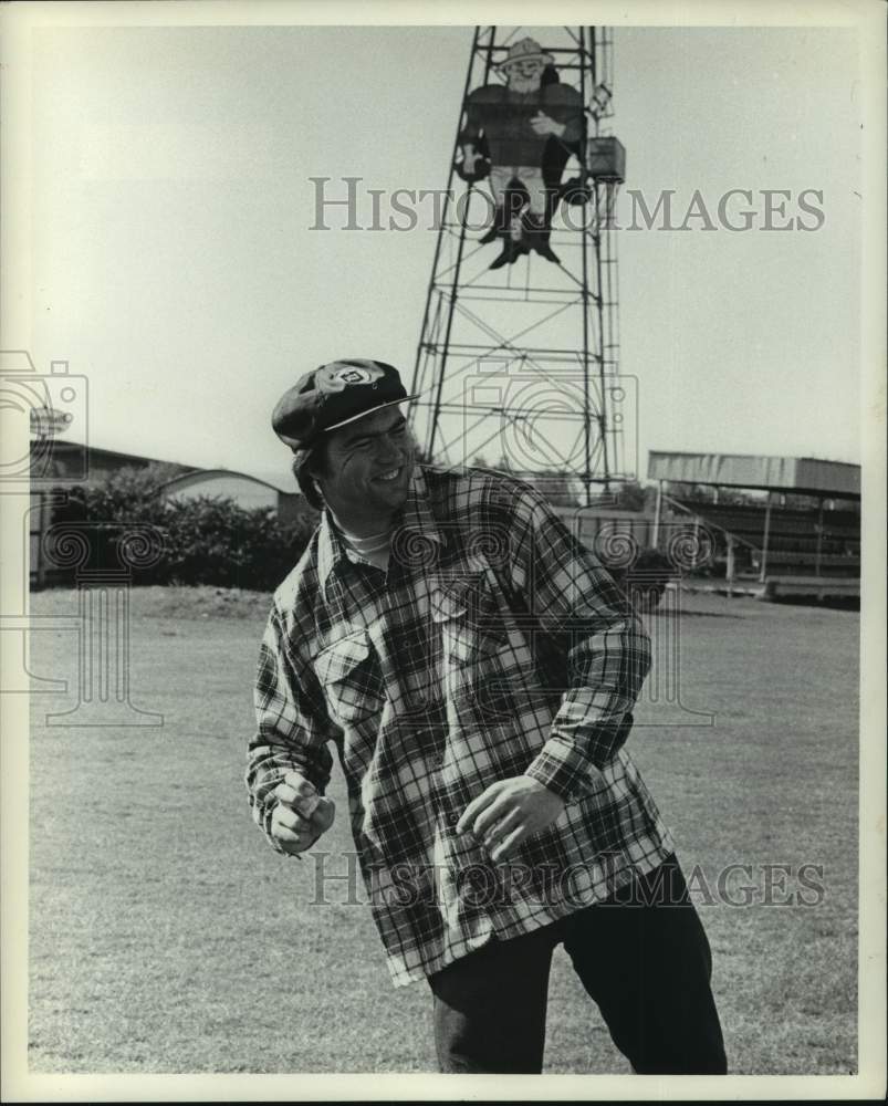 1974 Press Photo Oilers football player Greg Sampson has a laugh before practice- Historic Images