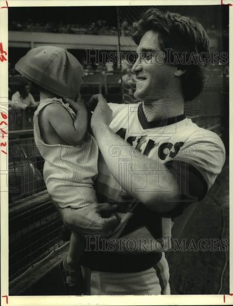 1980 Press Photo Astros&#39; pitcher Joe Sambito clowns with young fan before game.- Historic Images