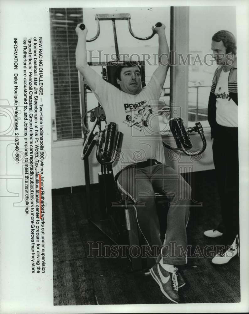 1980 Press Photo Race driver Johnny Rutherford prepares for upcoming race season- Historic Images