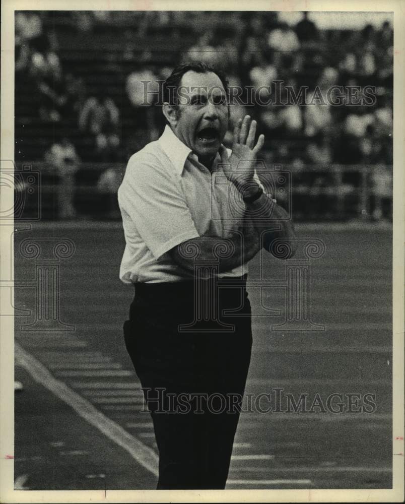 1973 Press Photo Houston Oilers&#39; Bill Peterson shouts from sidelines.- Historic Images