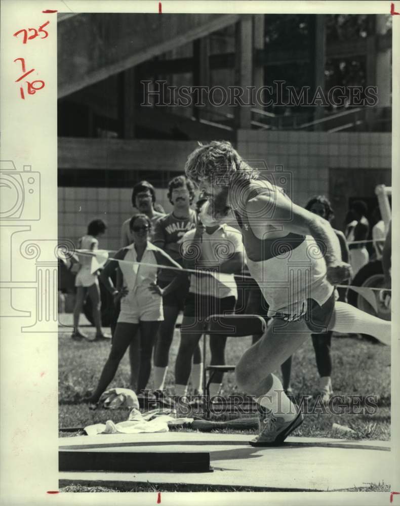 1980 Press Photo Shot put record setter Brian Oldfield prepares to launch a shot- Historic Images