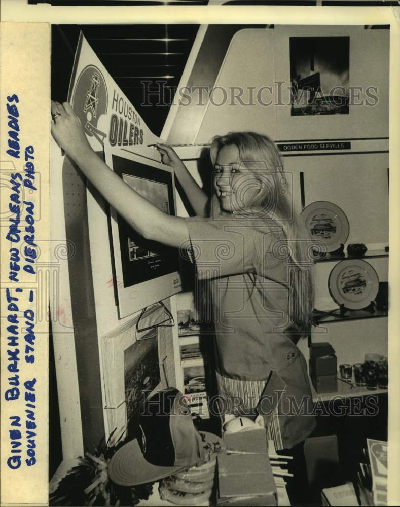 1975 Press Photo Given Burkhart puts Houston Oilers football team pennant up- Historic Images