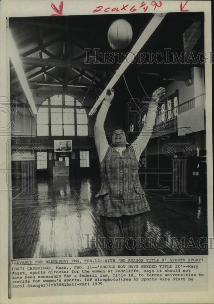 1975 Press Photo Radcliffe sports director Mary Paget tosses ball in the air- Historic Images