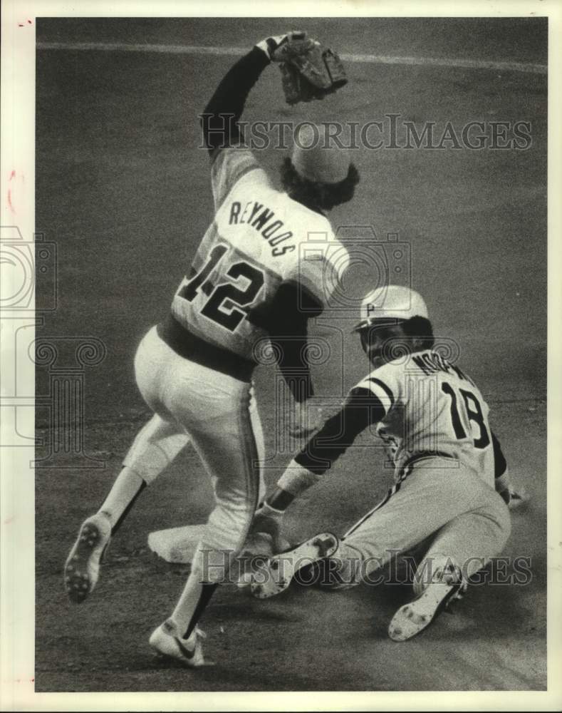 1982 Press Photo Pirates Omar Moreno safe as Astros Craig Reynolds commits error- Historic Images