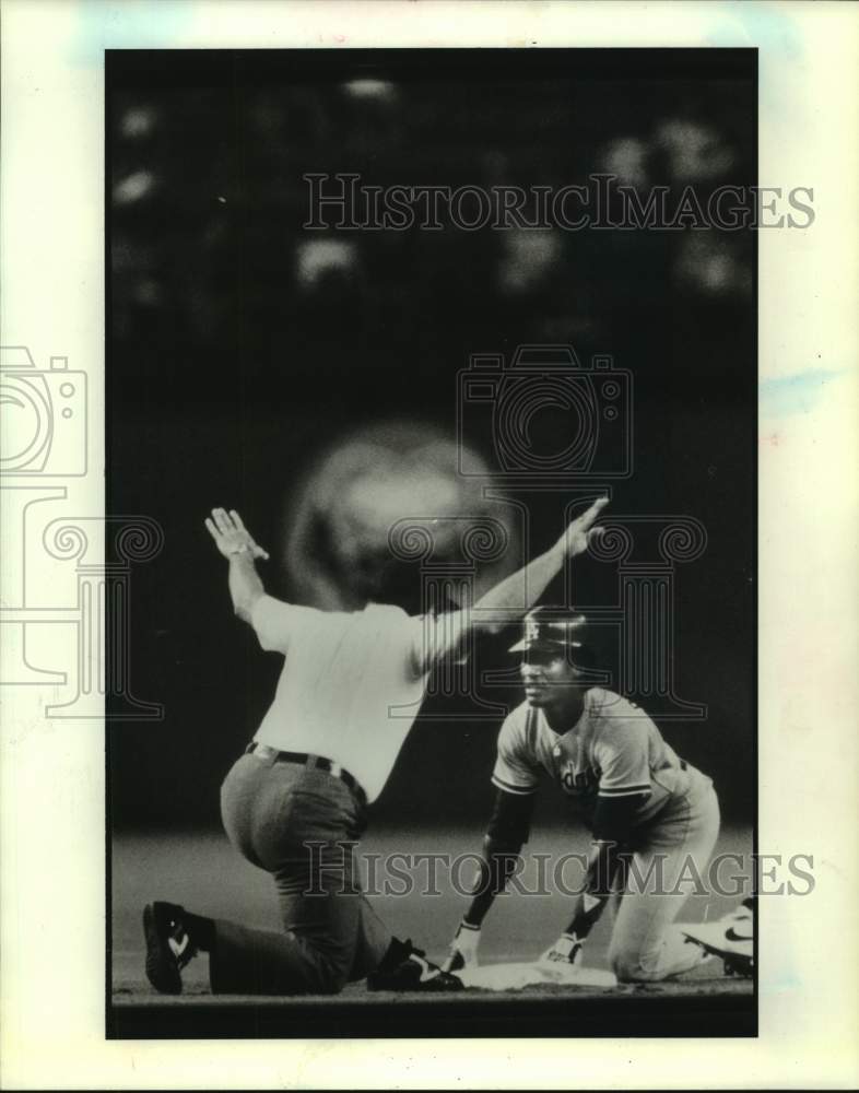 1985 Press Photo Umpire Fred Brocklander signals Dodgers&#39; Mariano Duncan is safe- Historic Images