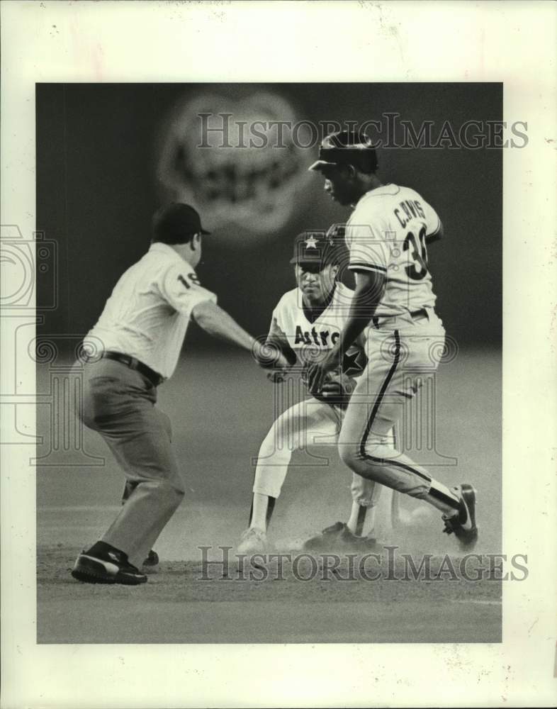 1985 Press Photo Astros&#39; Bert Pena tags Giants&#39; Chili Davis out at second base.- Historic Images