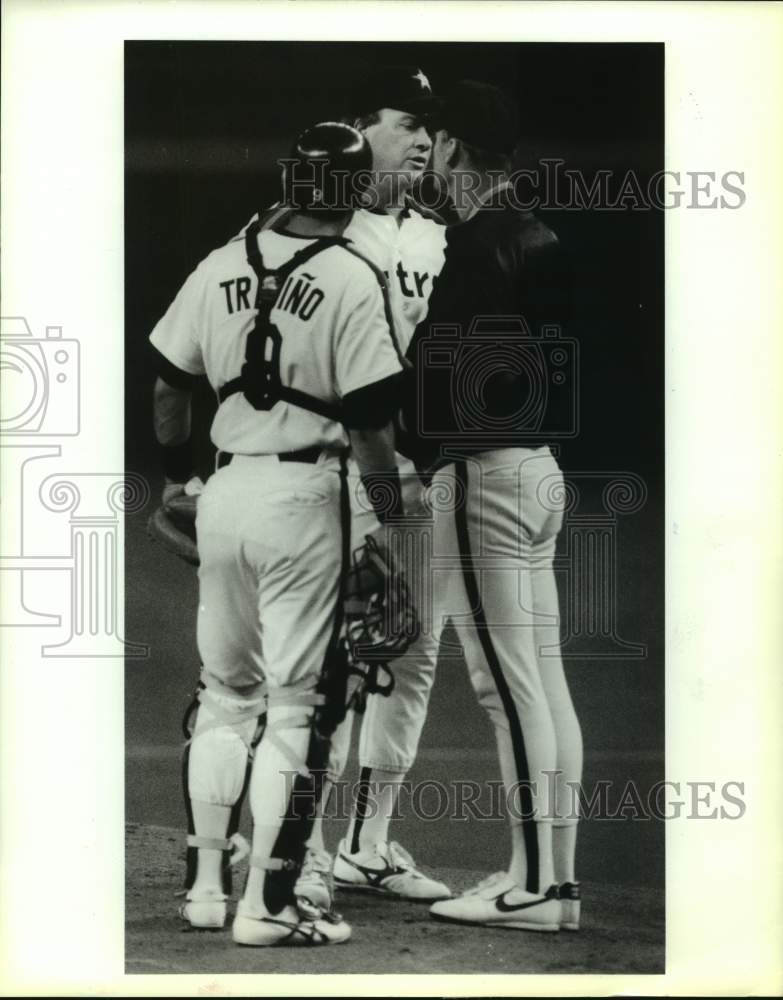 1990 Press Photo Astros&#39; Art Howe &amp; catcher Alex Trevino talk to Mike Scott.- Historic Images