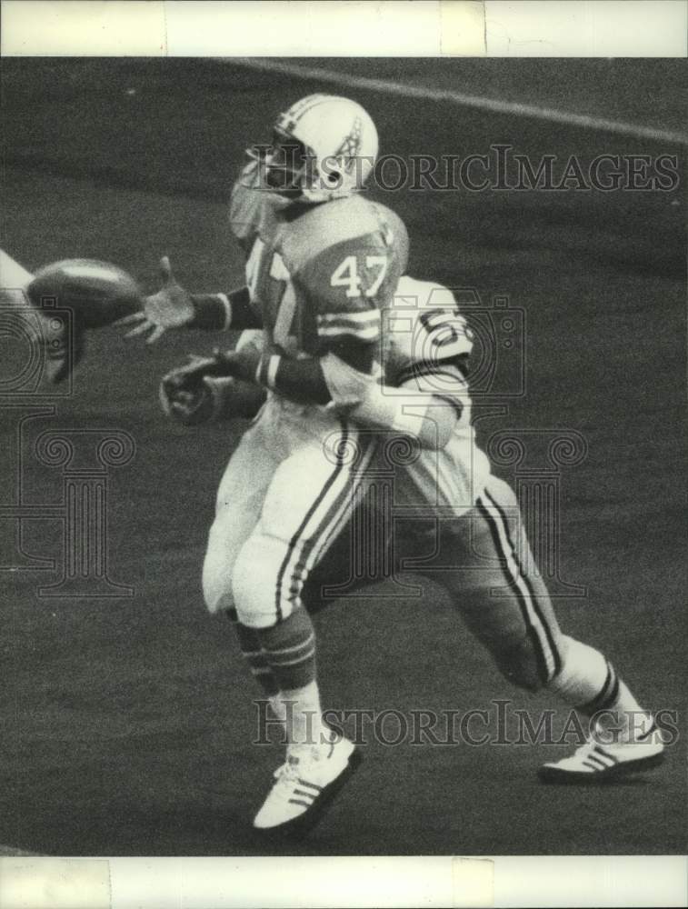 1976 Press Photo Oilers&#39; Ronnie Coleman gets hit by defender as pass arrives.- Historic Images