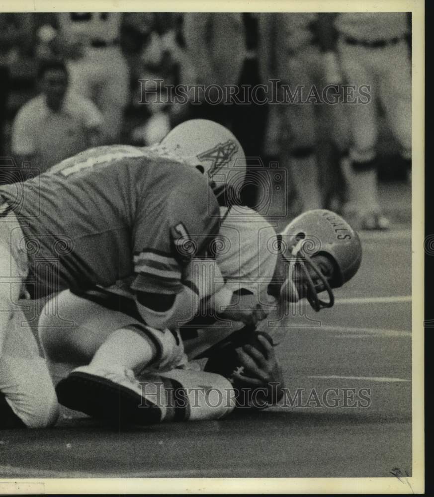 1975 Press Photo Oilers&#39; Bubba Smith sacks Bengals&#39; Ken Anderson for 6-yard loss- Historic Images