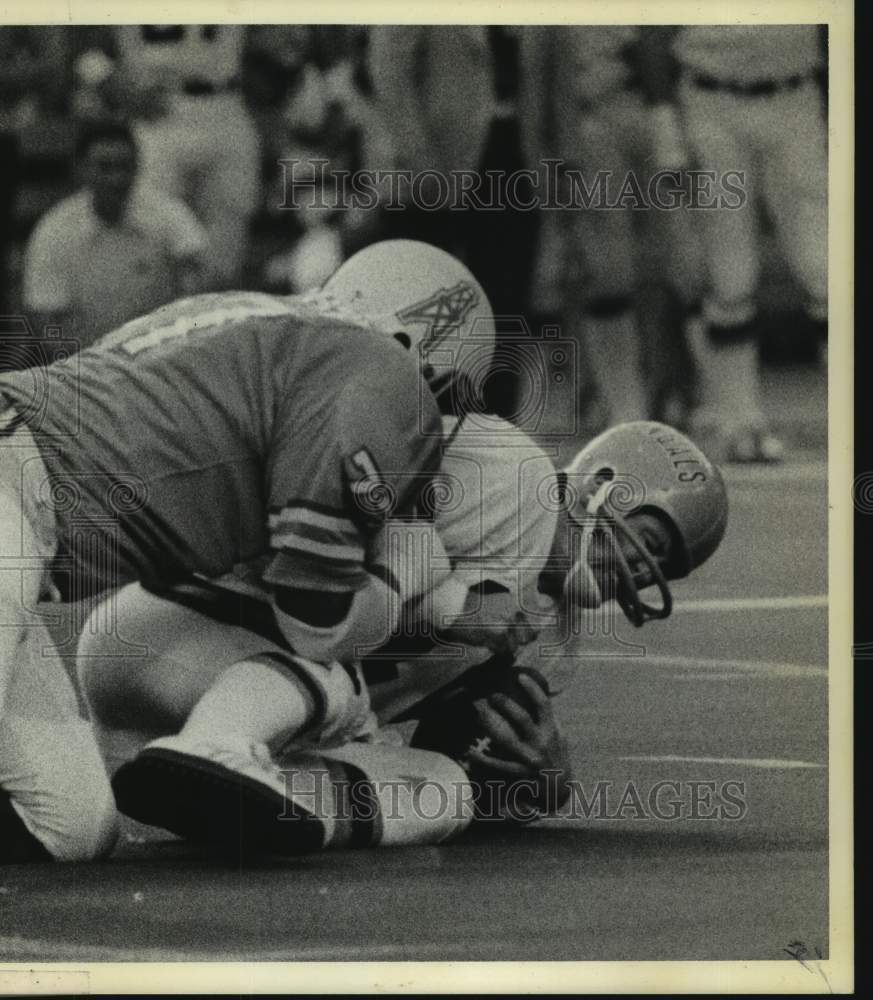 1975 Press Photo Oilers' Bubba Smith sacks Bengals' Ken Anderson for 6-yard loss- Historic Images