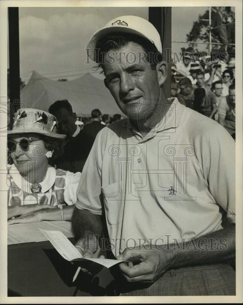 1961 Press Photo Professional golfer Jay Hebert checks his scorecard.- Historic Images