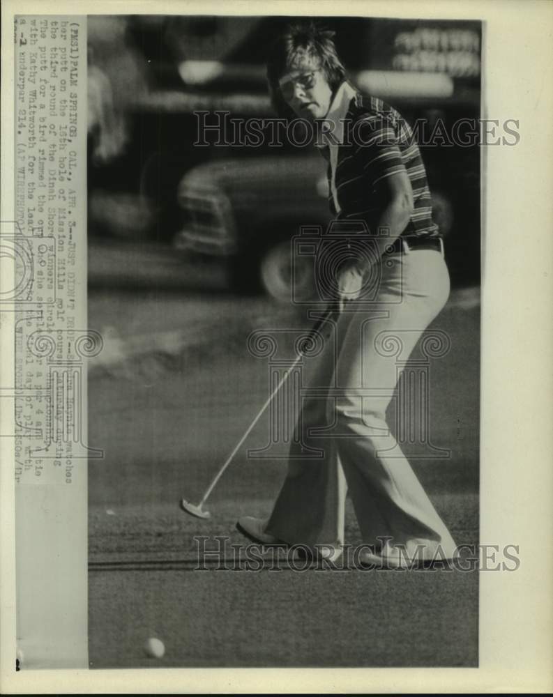 1976 Press Photo Golfer Sandra Haynie watches putt in Dinah Shore Championships.- Historic Images