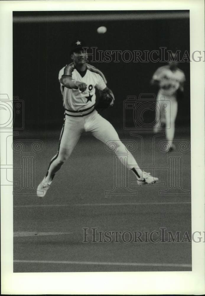 1988 Press Photo Houston Astros baseball player leaps to throw the ball in game- Historic Images