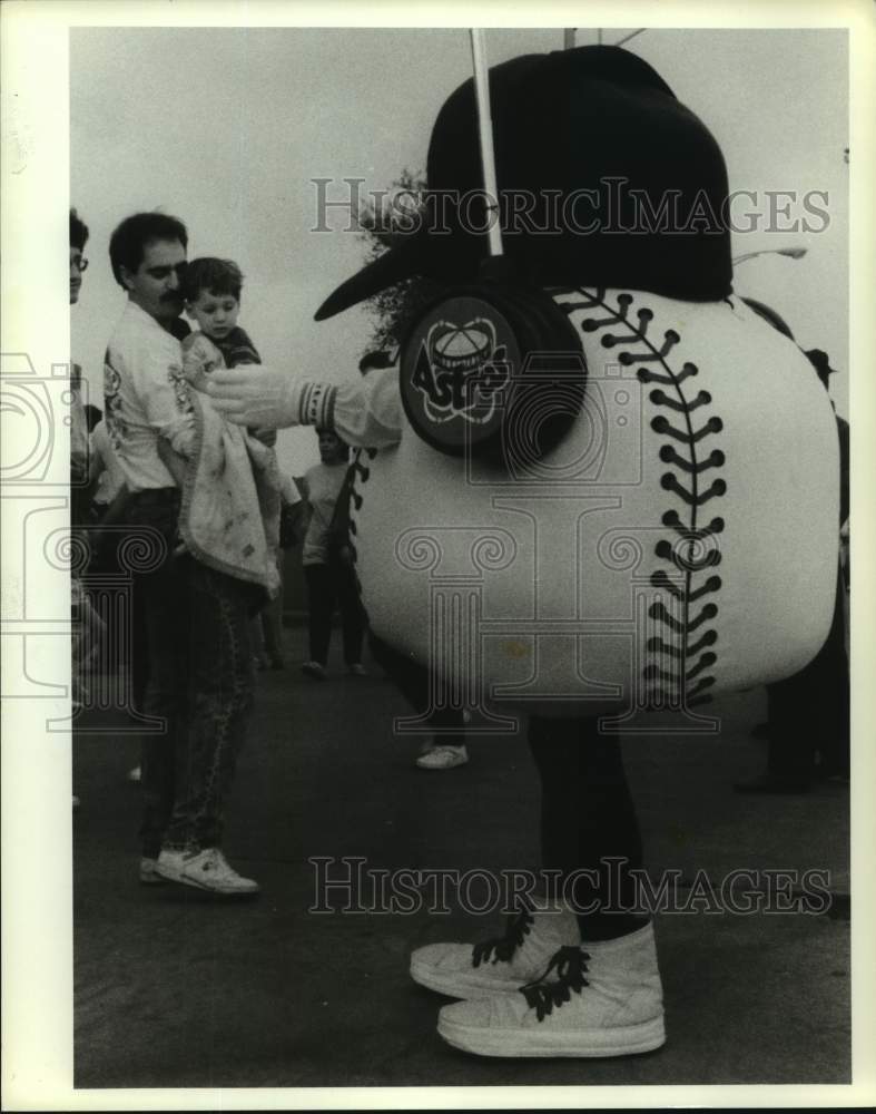 1989 Press Photo Ryan Morgan greets Houston Astro baseball team mascot- Historic Images