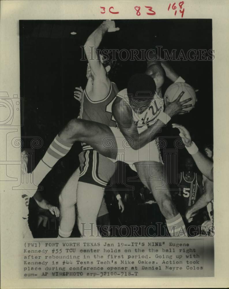 1971 Press Photo TCU basketball center Eugene Kennedy battles M Oakes for ball- Historic Images