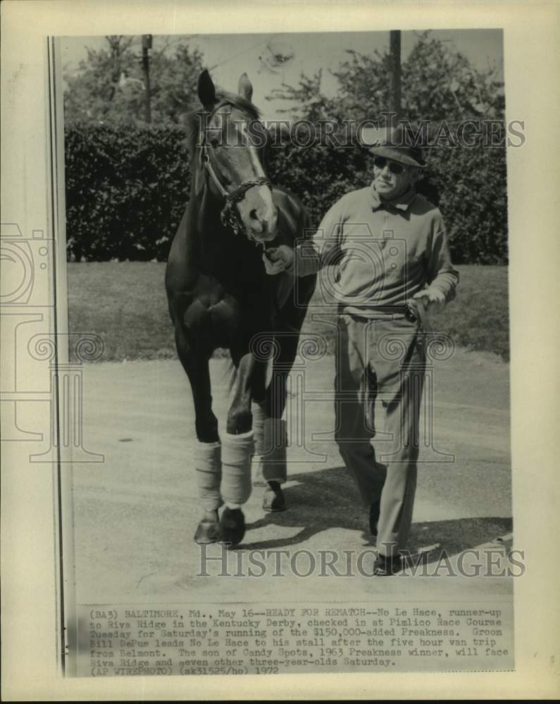 1972 Press Photo Trainer Bill DePue walks No Le Hace to stall at Pimlico Tuesday- Historic Images