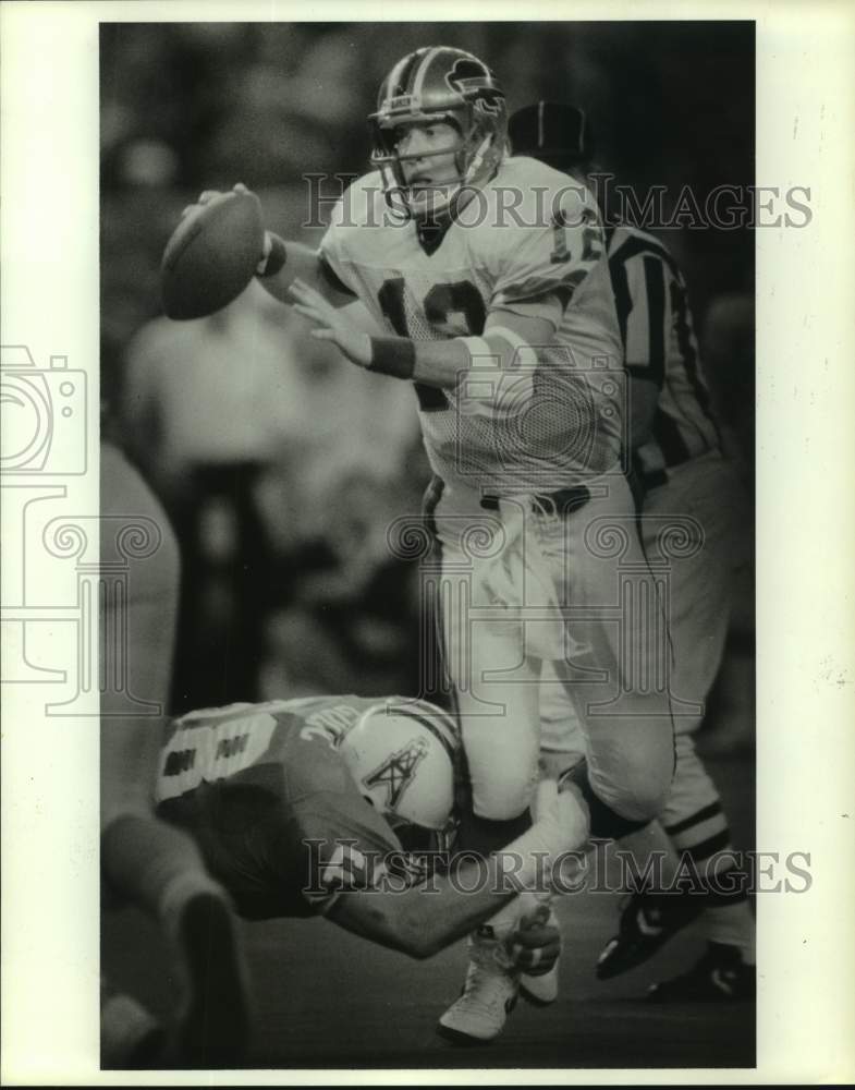 1986 Press Photo Oilers&#39; Mike Golic grabs ankles of Bills&#39; Jim Kelly for sack.- Historic Images