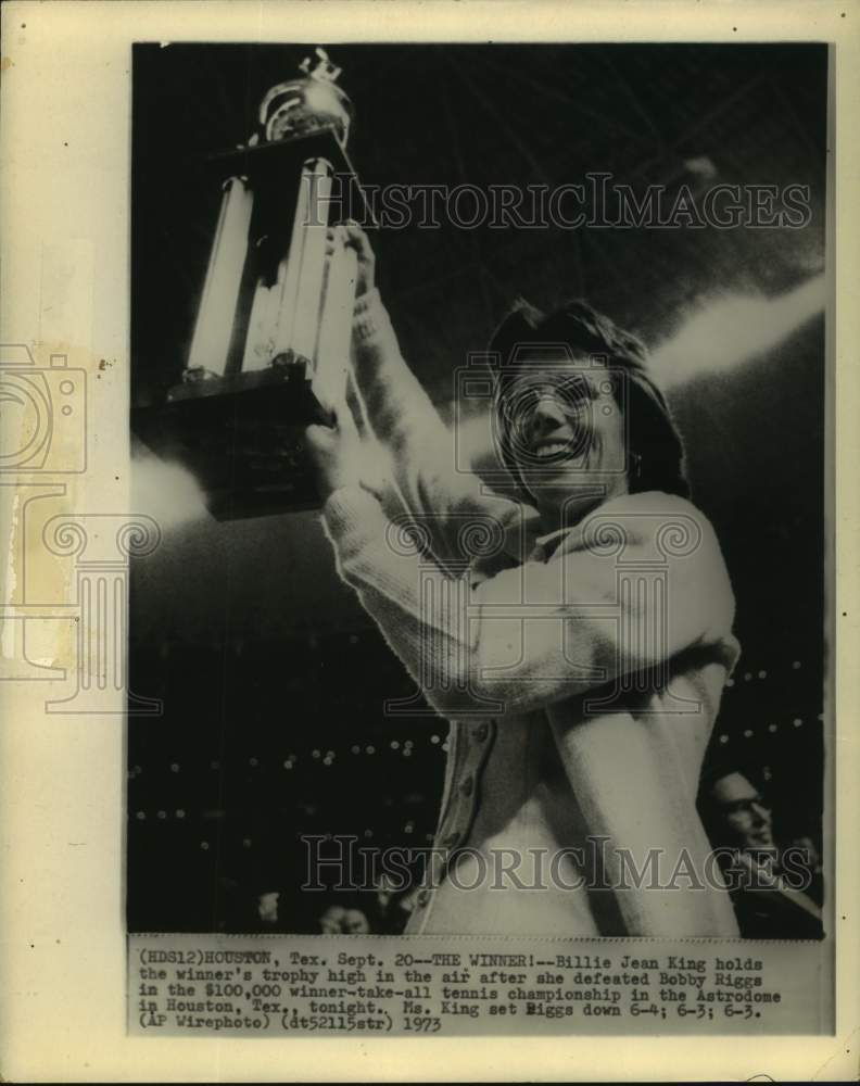 1973 Press Photo Tennis star Billie Jean King celebrates win over Bobby Riggs.- Historic Images